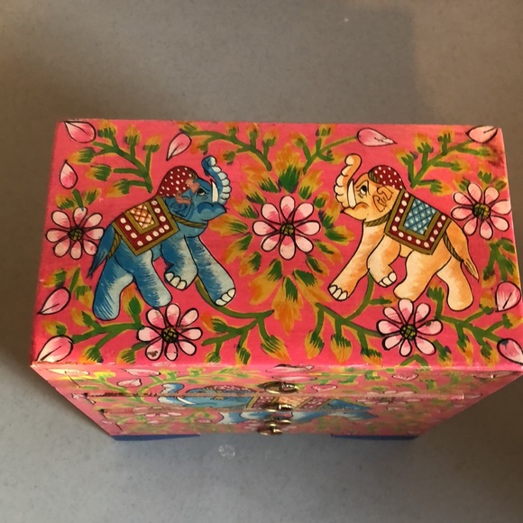 NWT wood hand painted elephant box with 4 drawers - Picture 4 of 6